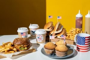 una mesa con una muestra de las diferentes comidas rapidas