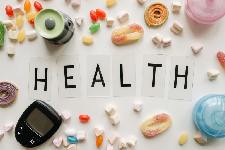 texto de salud con glucometro y muestras de azucar en los dulces