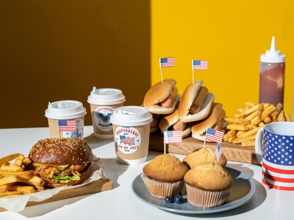 una mesa con una muestra de las diferentes comidas rapidas