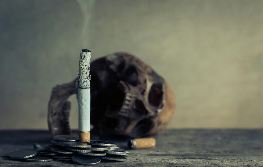 un cigarrilo y un craneo que significa la muerte prematura por tabaquismo.