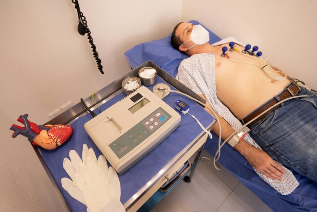 paciente listo para hacer un electrocardiograma con insuficiencia cardiaca congestiva