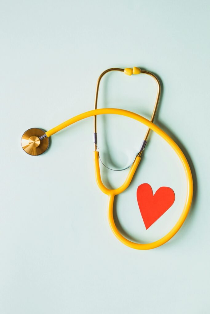 Estetoscopio con un corazon, para examinar las enfermedades del corazon
