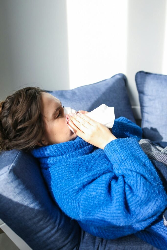 mujer con sintomas de gripe