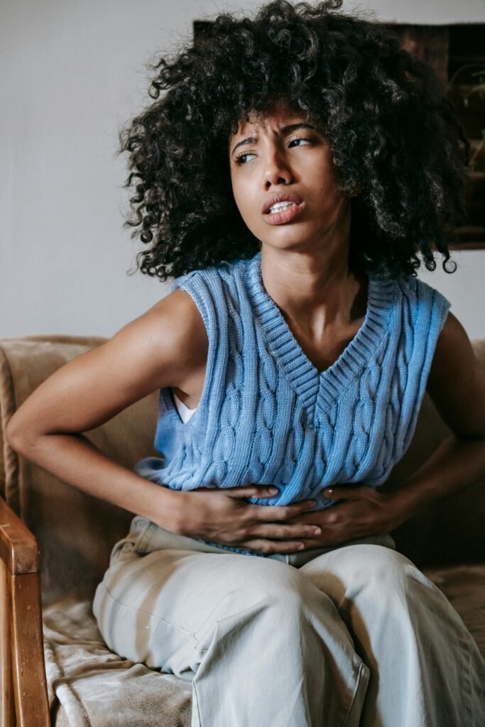 mujer negra con dolor abdominal en epigastrio