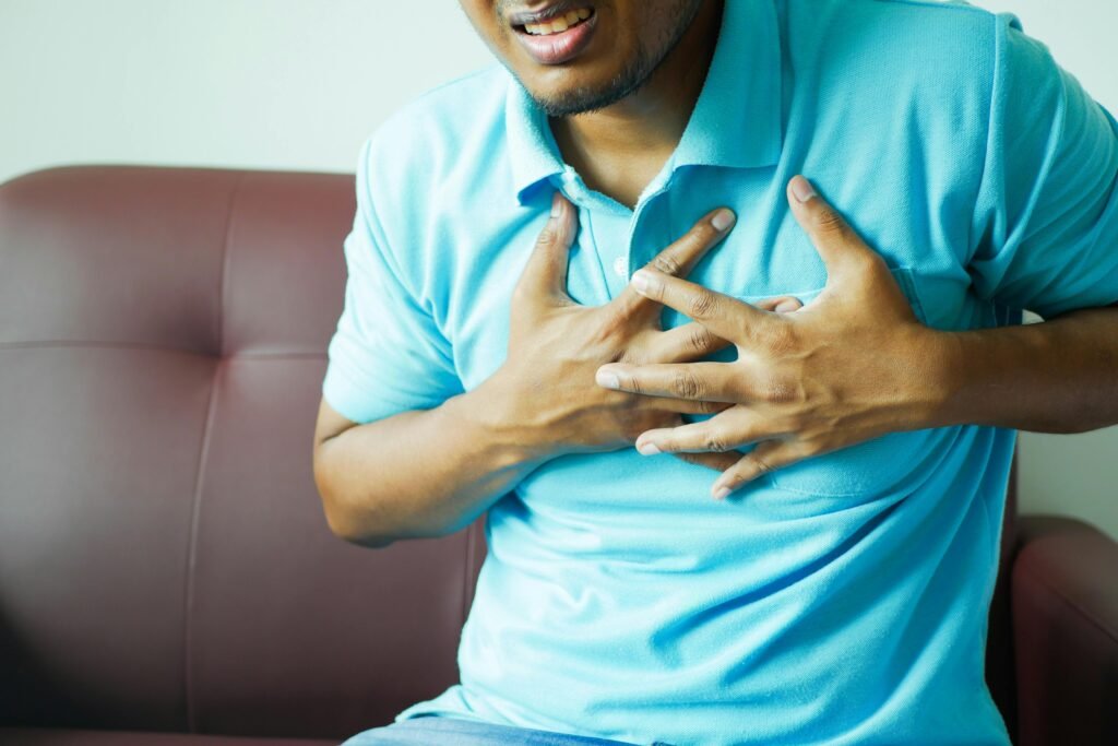 paciente con dolor de pecho en un infarto al miocardio
