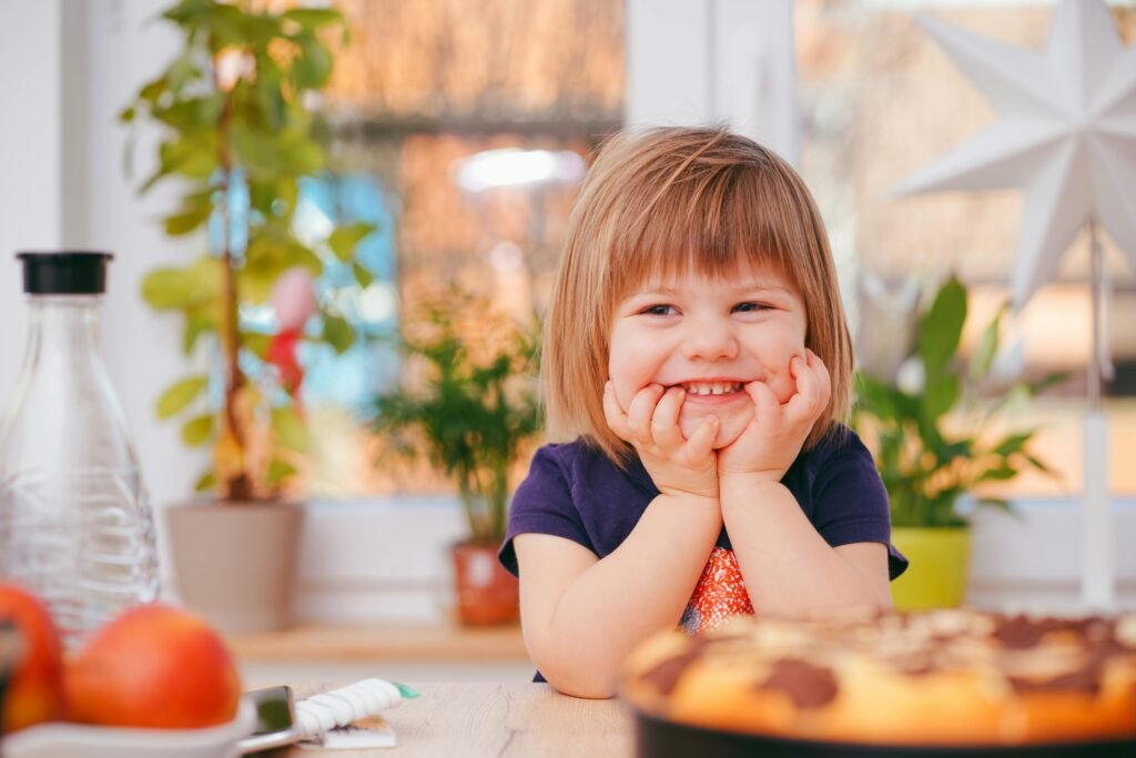 Niño comiendo frutas frescas como parte de una alimentación saludable para prevenir la obesidad infantil.
