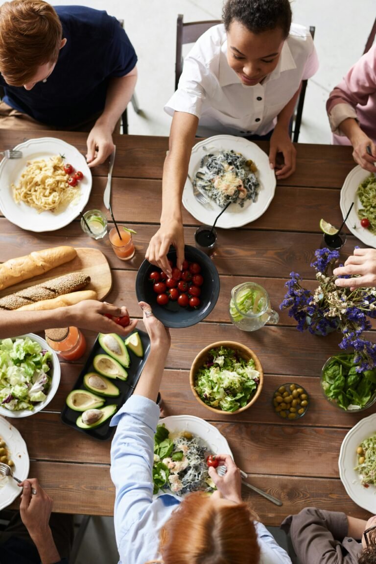 Plato equilibrado con vegetales, proteínas magras y granos integrales.